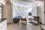 Heller Wohnbereich mit Sofa und Kamin - Haus Seefeuer 03 - Top-Hundeurlaub