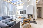 Heller Wohnraum mit Sofa und Fernseher - Haus Seefeuer 03 - Top-Hundeurlaub