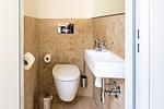 Kompaktes Badezimmer mit Toilette und Waschbecken - Haus Seefeuer 03 - Top-Hundeurlaub