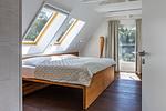 Schlafzimmer mit Dachfenstern und Zugang zum Balkon - Haus Seefeuer 03 - Top-Hundeurlaub
