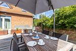 Terrasse mit Tisch und Sonnenschirm - Haus Seefeuer 03 - Top-Hundeurlaub