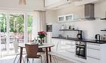 Moderne Küche mit Esstisch und Fenster - Haus Seefeuer 03 - Top-Hundeurlaub