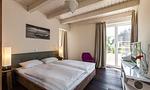 Schlafzimmer mit zwei Betten und Fernseher - Haus Seefeuer 03 - Top-Hundeurlaub