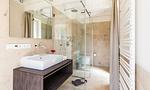 Modernes Badezimmer mit Dusche und Waschtisch - Haus Seefeuer 03 - Top-Hundeurlaub