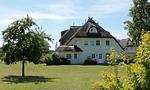 Außenansicht eines Hauses mit Reetdach - Am Paetowhof 3.4 - Top-Hundeurlaub
