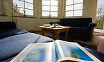 Helles Wohnzimmer mit Couch und Tisch - Am Paetowhof 3.4 - Top-Hundeurlaub