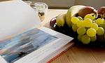 Tisch mit Obst und offenem Buch - Am Paetowhof 3.4 - Top-Hundeurlaub