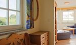 Helles Wohnzimmer mit Fenster und Holzbank - Am Paetowhof 3.4 - Top-Hundeurlaub