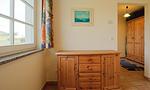Wohnzimmer mit Sideboard und Fenster - Am Paetowhof 3.4 - Top-Hundeurlaub