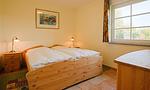 Schlafzimmer mit Doppelbett und Fenster - Am Paetowhof 3.4 - Top-Hundeurlaub