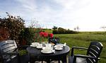 Terrasse mit Tisch und Blumen - Am Paetowhof 3.4 - Top-Hundeurlaub