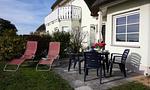 Gemütliche Terrasse mit Tisch und Liegen - Am Paetowhof 3.4 - Top-Hundeurlaub