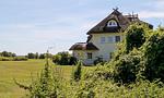 Außenansicht eines Hauses mit Reetdach - Am Paetowhof 3.4 - Top-Hundeurlaub
