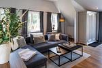Stilvolles Wohnzimmer mit Sofa und Fenstern - Atelierwohnung Paul Müller-Kaempff - Top-Hundeurlaub