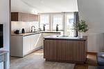 Moderne Küche mit Holzfronten und Fenster. - Atelierwohnung Paul Müller-Kaempff - Top-Hundeurlaub