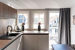 Moderne Küche mit Blick auf den Balkon - Atelierwohnung Paul Müller-Kaempff - Top-Hundeurlaub