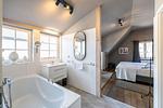 Modernes Badezimmer mit Badewanne - Atelierwohnung Paul Müller-Kaempff - Top-Hundeurlaub