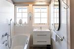 Moderne Badezimmeransicht mit Badewanne und Waschbecken - Atelierwohnung Paul Müller-Kaempff - Top-Hundeurlaub
