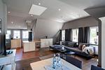 Modernes Wohnzimmer mit Sofa und Essbereich - Atelierwohnung Paul Müller-Kaempff - Top-Hundeurlaub