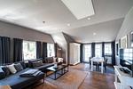 Helles Wohnzimmer mit Sofa und Esstisch - Atelierwohnung Paul Müller-Kaempff - Top-Hundeurlaub