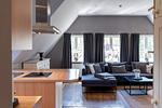 Modernes Wohnzimmer mit Sofa und Essbereich - Atelierwohnung Paul Müller-Kaempff - Top-Hundeurlaub