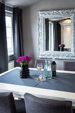 Eleganter Wohnbereich mit Tisch und dekorativem Spiegel - Atelierwohnung Paul Müller-Kaempff - Top-Hundeurlaub