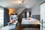 Schlafzimmer mit Doppelbett und modernem Design - Atelierwohnung Paul Müller-Kaempff - Top-Hundeurlaub