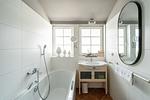 Helles Badezimmer mit Badewanne - Atelierwohnung Paul Müller-Kaempff - Top-Hundeurlaub