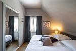 Helles Schlafzimmer mit zwei Einzelbetten - Atelierwohnung Paul Müller-Kaempff - Top-Hundeurlaub