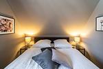 Schlafzimmer mit stilvollem Design und warmem Licht - Atelierwohnung Paul Müller-Kaempff - Top-Hundeurlaub