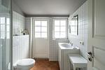 Helles Badezimmer mit Dusche und Waschbecken - Atelierwohnung Paul Müller-Kaempff - Top-Hundeurlaub