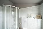 Modernes Badezimmer mit Dusche und eleganten Fliesen - Atelierwohnung Paul Müller-Kaempff - Top-Hundeurlaub