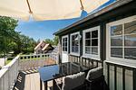 Balkon mit Tisch und Stühlen im Grünen - Atelierwohnung Paul Müller-Kaempff - Top-Hundeurlaub