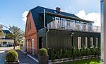 Außenansicht eines zweigeschossigen Hauses mit Balkon - Atelierwohnung Paul Müller-Kaempff - Top-Hundeurlaub