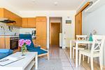 Küche mit Esstisch und Holzinterieur - Windrose 09 - Top-Hundeurlaub