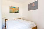 Schlafzimmer mit Doppelbett und Wandbildern - Windrose 09 - Top-Hundeurlaub