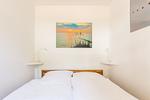 Schlafzimmer mit Doppelbett und Sonnenuntergangsbild - Windrose 09 - Top-Hundeurlaub