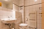 Kompaktes Badezimmer mit Waschtisch und Toilette - Windrose 09 - Top-Hundeurlaub