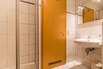Badezimmer mit Dusche und Waschbecken - Windrose 09 - Top-Hundeurlaub