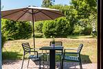 Terrasse mit Gartenblick und Sonnenschirm - Windrose 09 - Top-Hundeurlaub