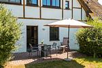 Terrasse mit Tisch, Stühlen und Sonnenschirm - Windrose 09 - Top-Hundeurlaub