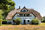Außenansicht eines Reetdachhauses mit Garten - Windrose 09 - Top-Hundeurlaub