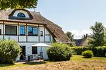 Außenansicht eines Reetdachhauses mit Garten - Windrose 09 - Top-Hundeurlaub