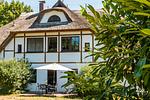Außenansicht eines Reetdachhauses mit Terrasse - Windrose 09 - Top-Hundeurlaub