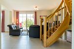 Wohnzimmer mit eleganten Sofas und Holztreppe - An den Boddenwiesen 01 - Top-Hundeurlaub