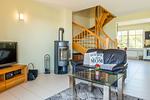 Heller Wohnraum mit Sofa und Kamin - An den Boddenwiesen 01 - Top-Hundeurlaub