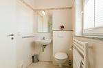 Modernes Badezimmer mit Waschbecken und Spiegel - An den Boddenwiesen 01 - Top-Hundeurlaub