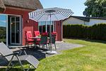 Terrasse mit Tisch und Sonnenschirm - An den Boddenwiesen 01 - Top-Hundeurlaub