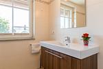 Helles Badezimmer mit Waschbecken und Fenster - An den Boddenwiesen 01 - Top-Hundeurlaub
