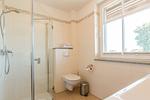 Helles Badezimmer mit moderner Dusche - An den Boddenwiesen 01 - Top-Hundeurlaub